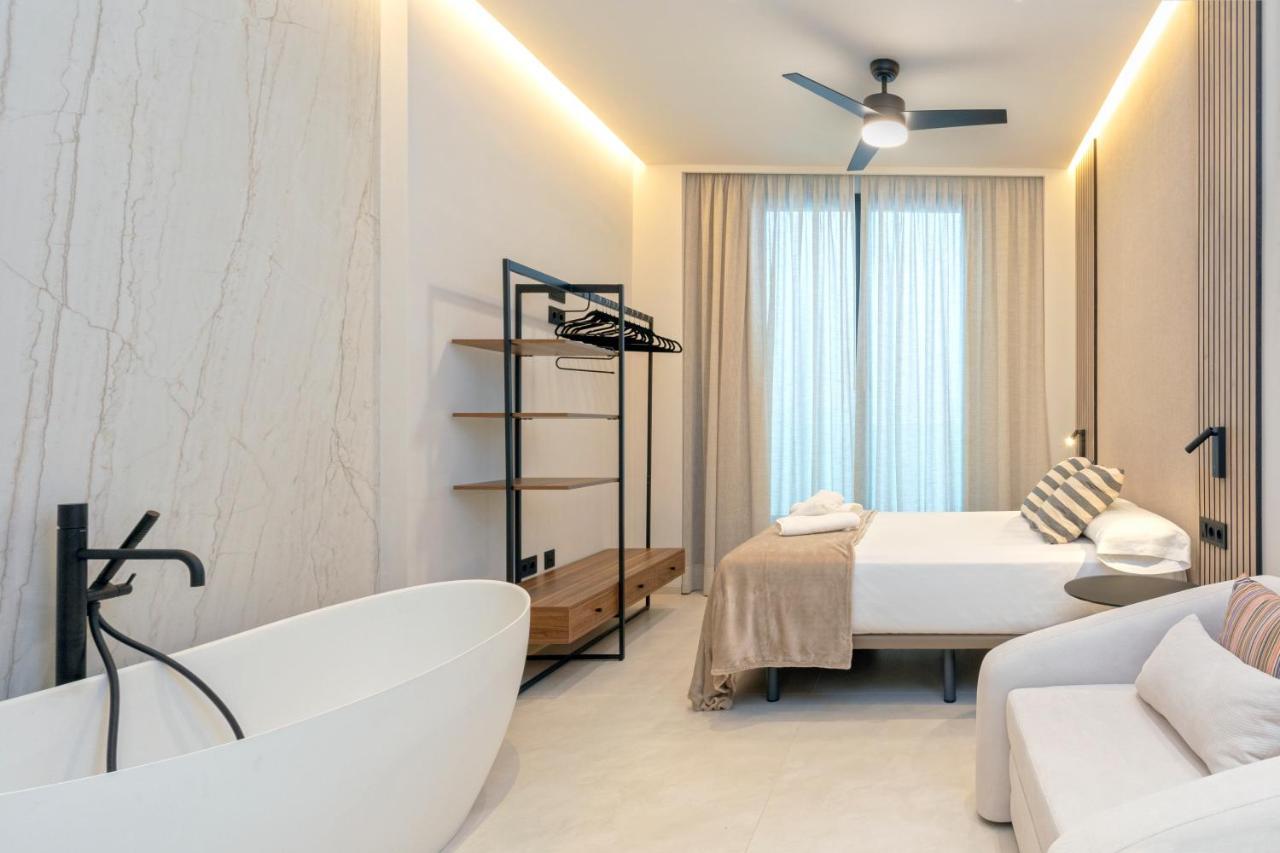 Magnificent Renovated 2Bd 2Bth Duplex With Backyard - City Centre مالقة المظهر الخارجي الصورة